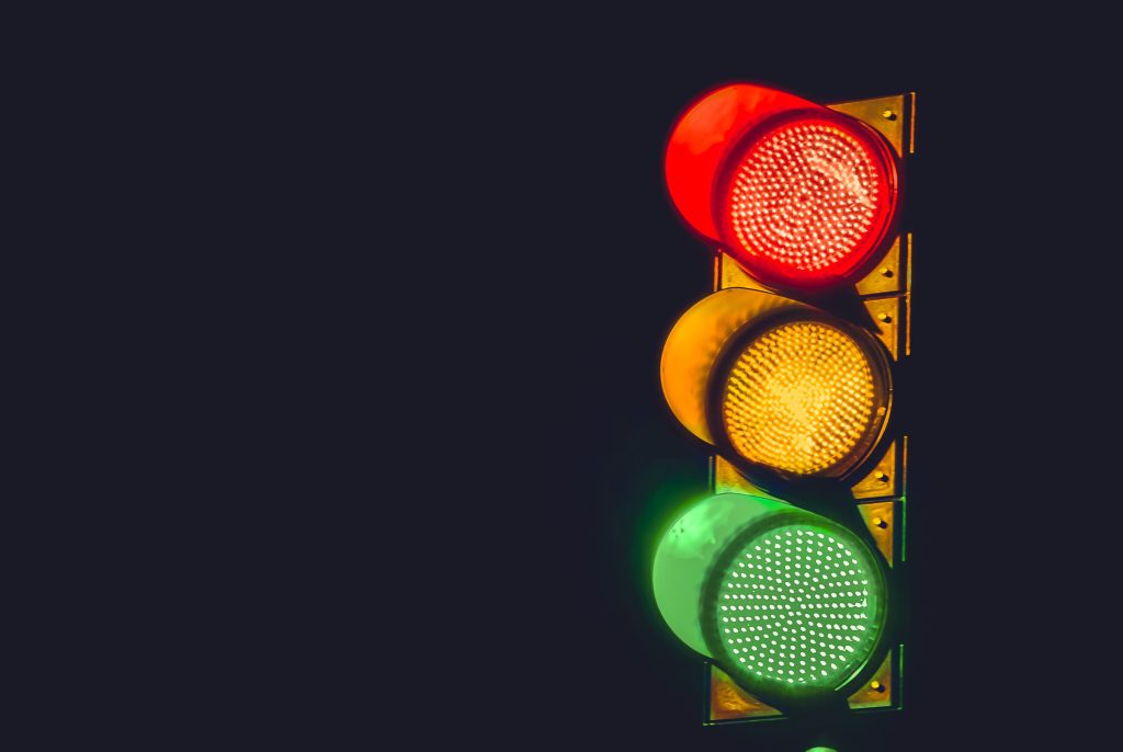 A traffic light is lit up at night
