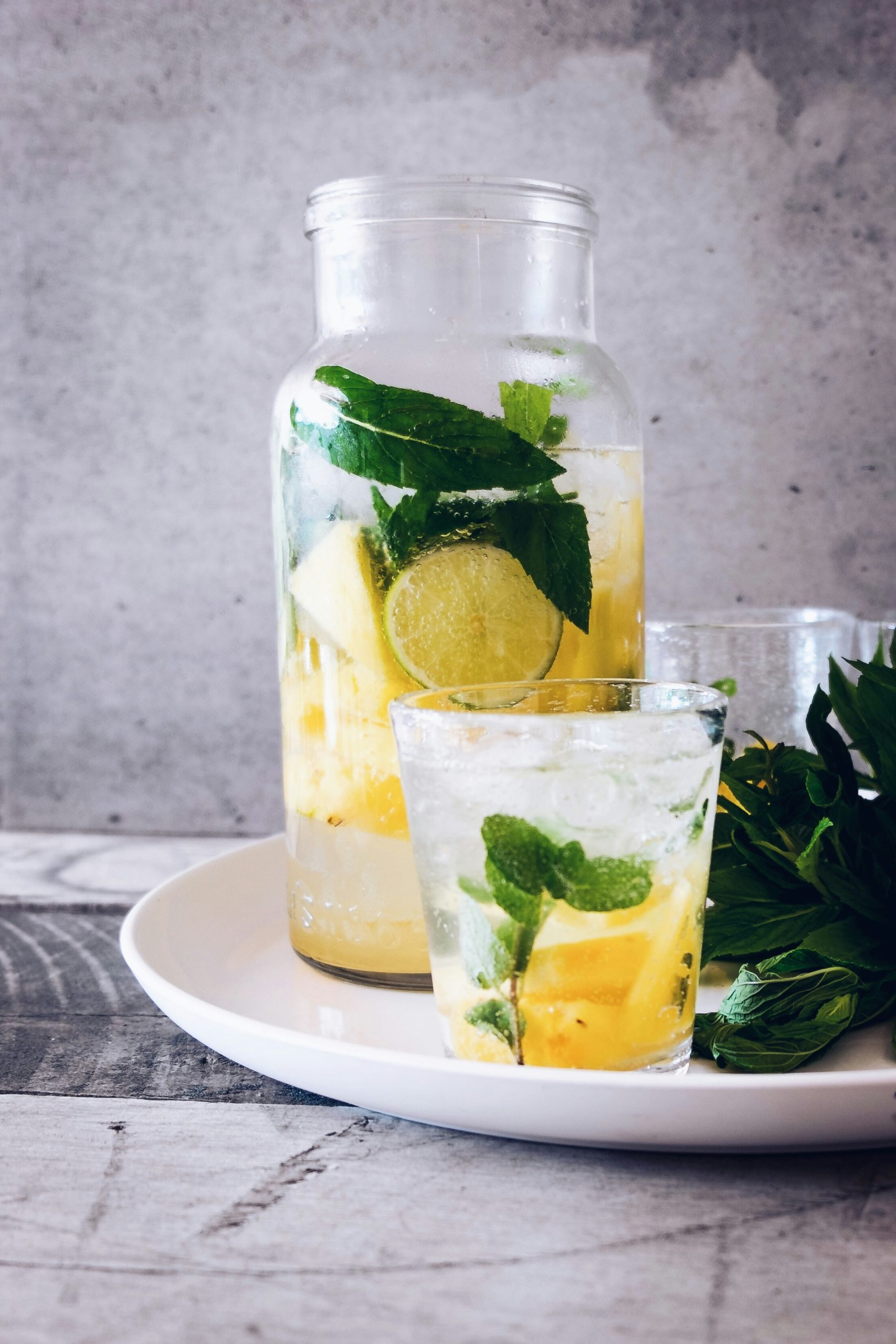 Water with lemons and garnish