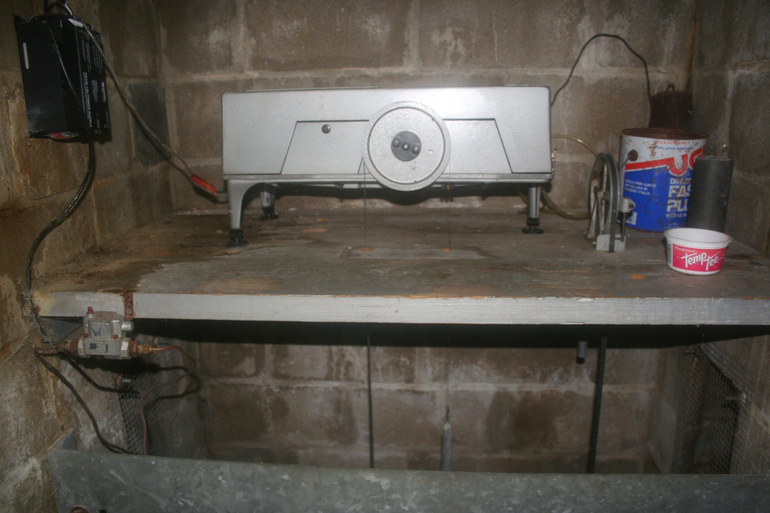 Measuring device in the weir