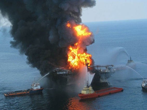 BP Deepwater Horizon ablaze