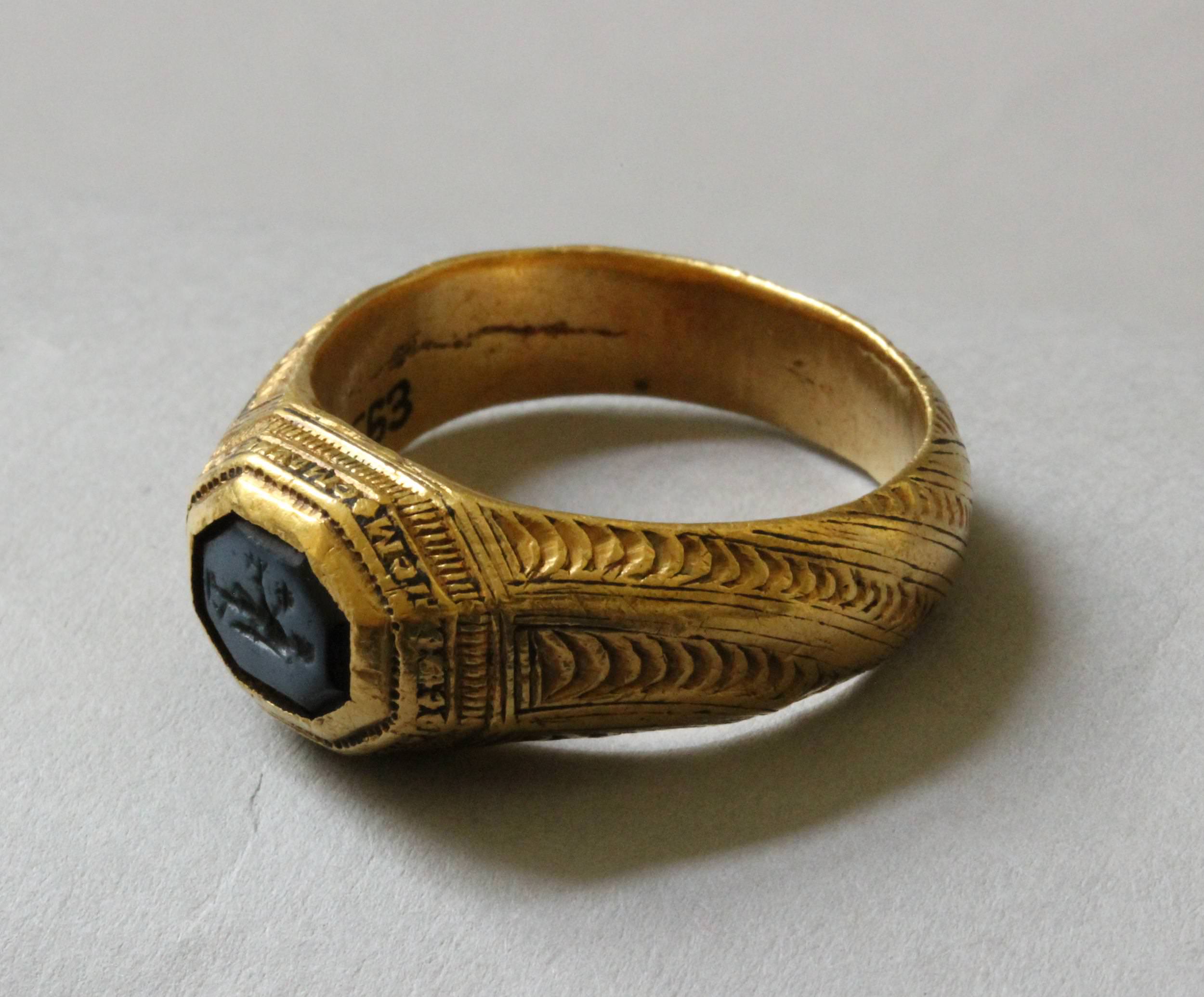 Бронзовое кольцо история жизни обычной семьи 38. Перстень Metropolitan Museum Langobardic Byzantine Ring. Кольца Signet Ring. Перстень серебро Золотая Орда. Перстень татаро монгольский.