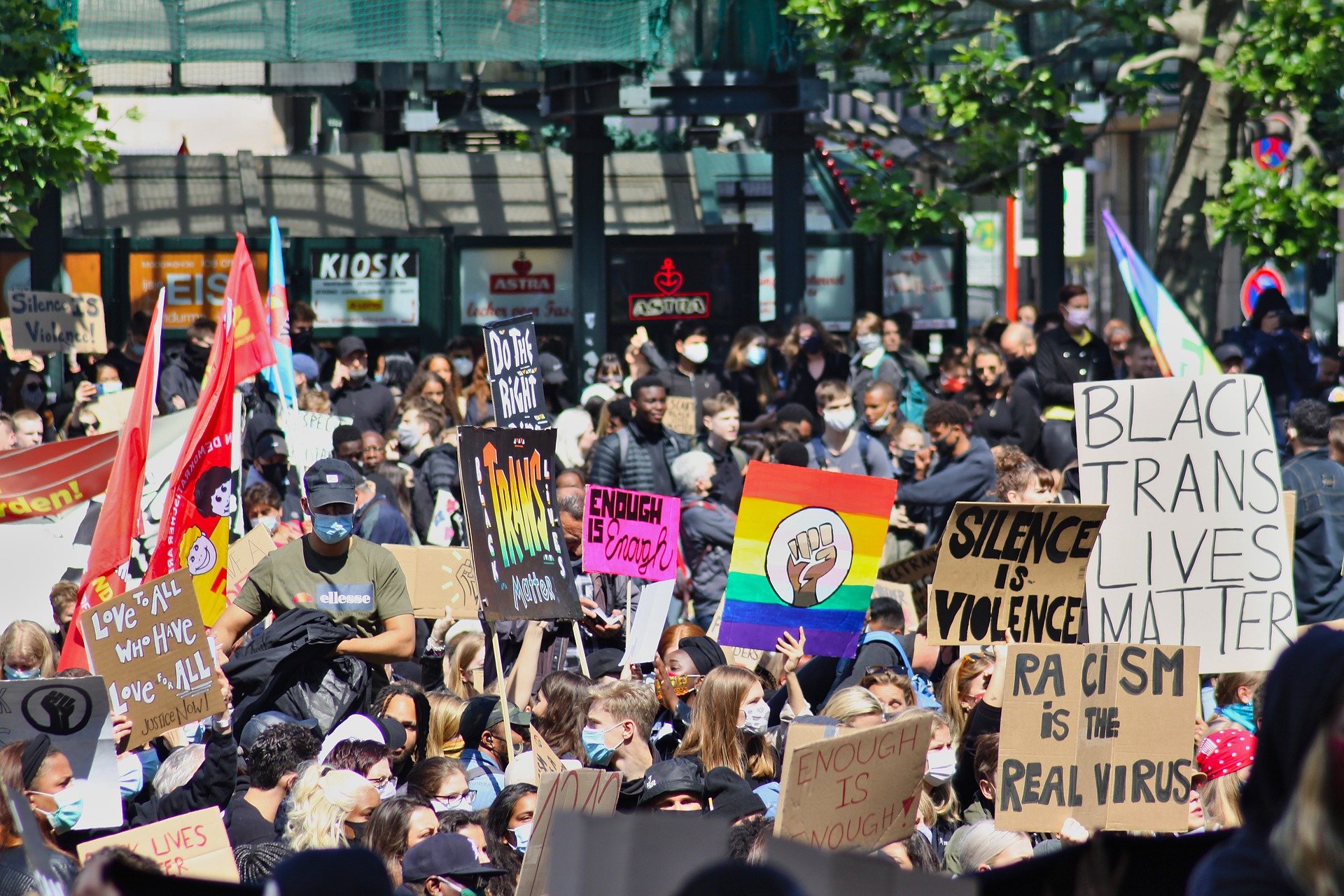 protesters with black lives matter signs