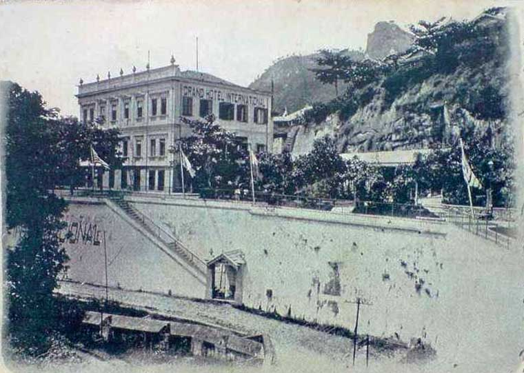 The Hotel Internacional in 1908 with Corcovado ("the hunchback") in the background.