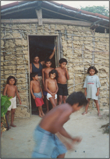 Image of children playing outside a home on the Jenipapo-Kanindé reservation