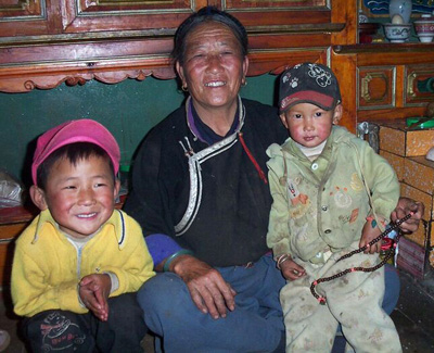 Na grandmother with her maternal grandchildren