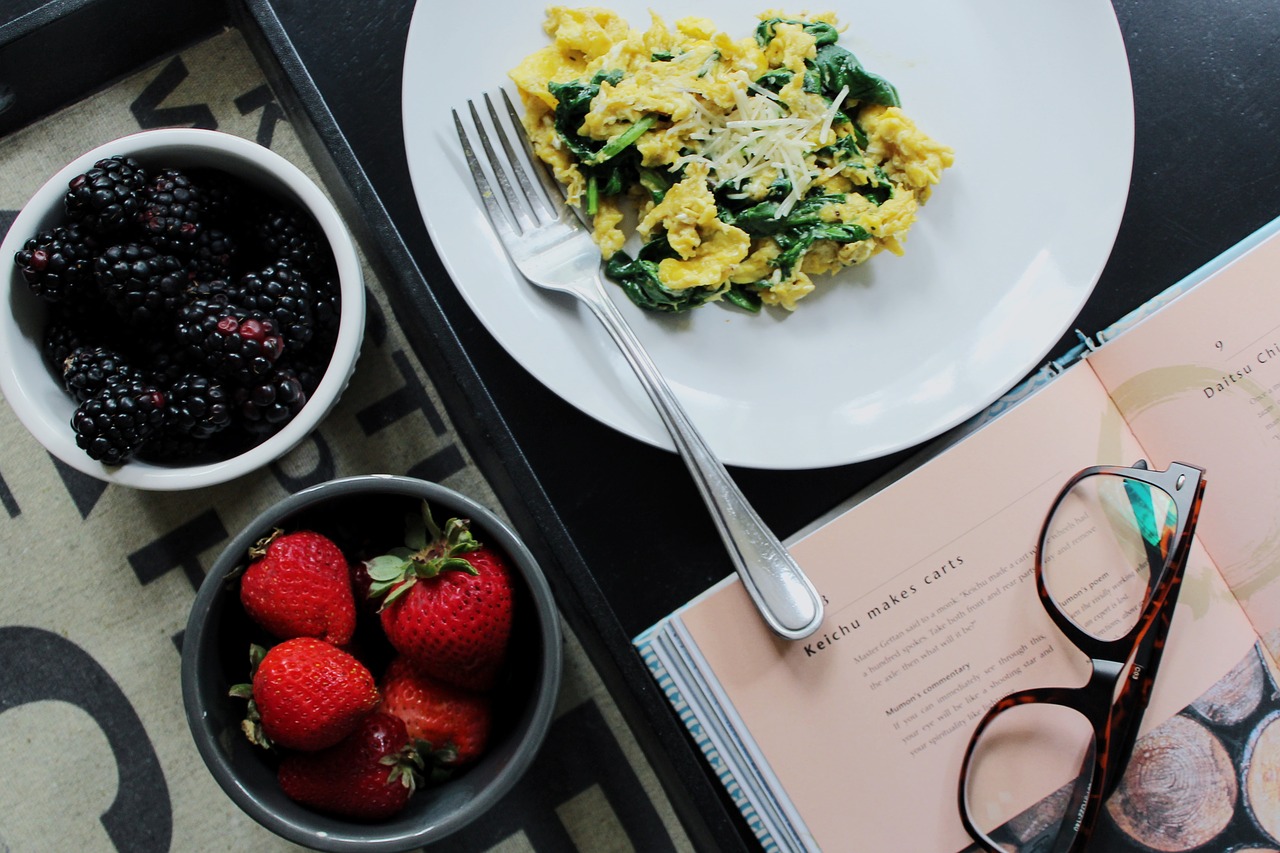 Breakfast #2 with two scrambled eggs with 1/2 cup of fresh spinach and 1 tablespoon of fresh parmesan cheese, 1 cup blackberries, and 1 cup strawberries. This breakfast is 350 g and has 500 kcal.